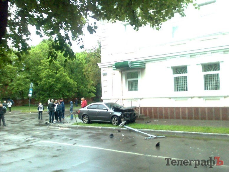 В центре Кременчуга два автомобиля врезались в здание банка (ФОТО) В центре Кременчуга два автомобиля врезались в здание банка (ФОТО)