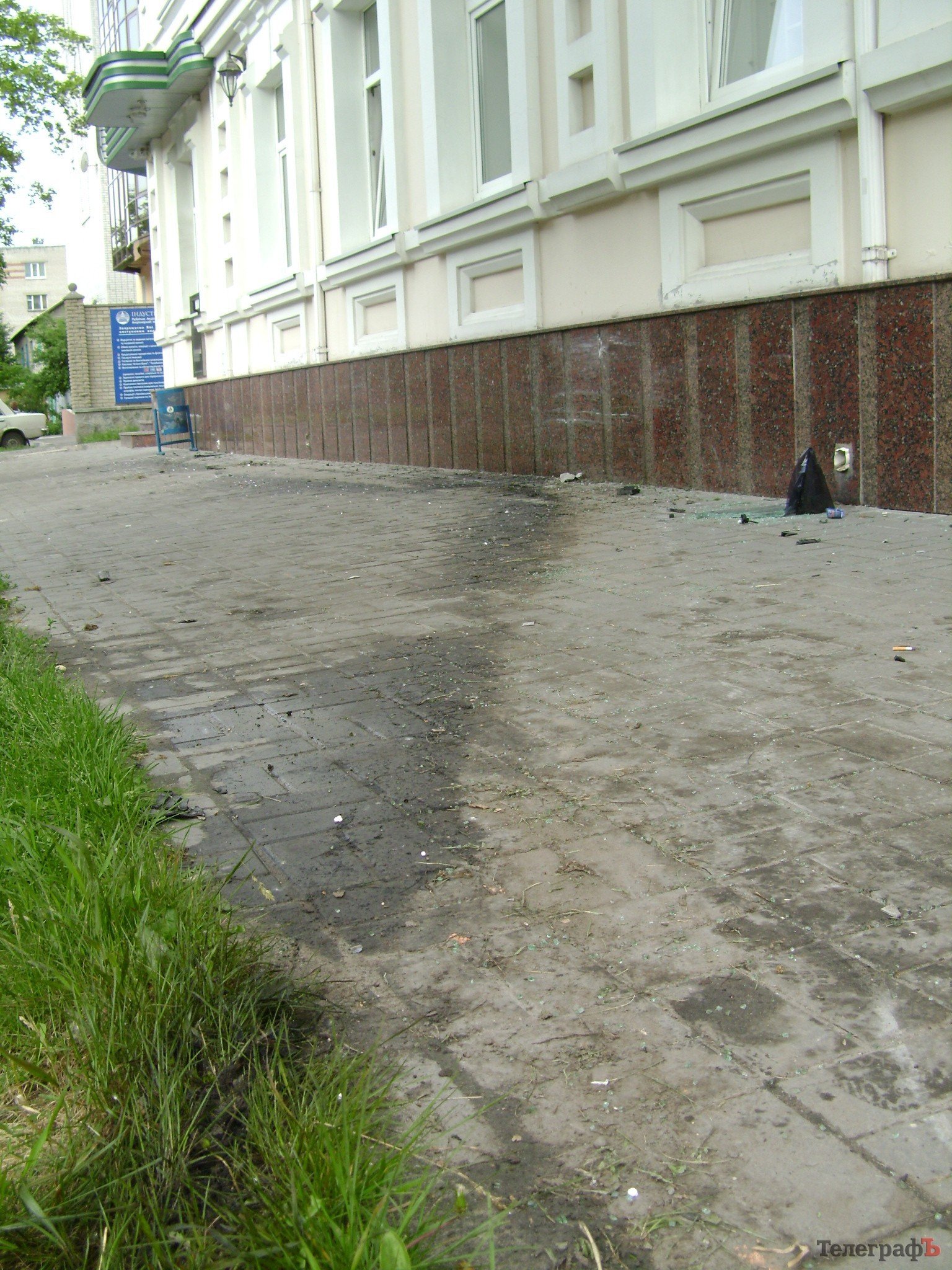 В центре Кременчуга два автомобиля врезались в здание банка (ФОТО) В центре Кременчуга два автомобиля врезались в здание банка (ФОТО)