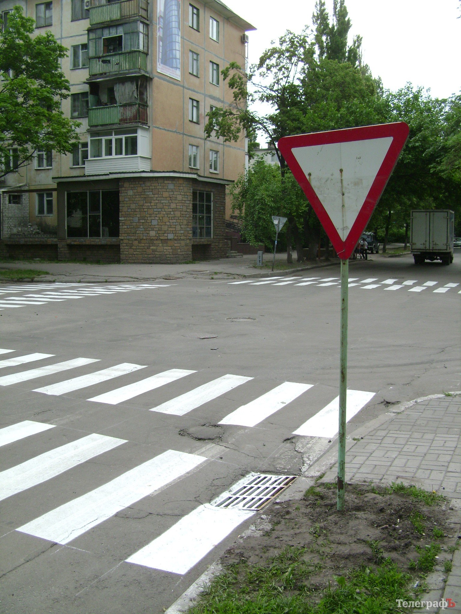 В центре Кременчуга два автомобиля врезались в здание банка (ФОТО) В центре Кременчуга два автомобиля врезались в здание банка (ФОТО)