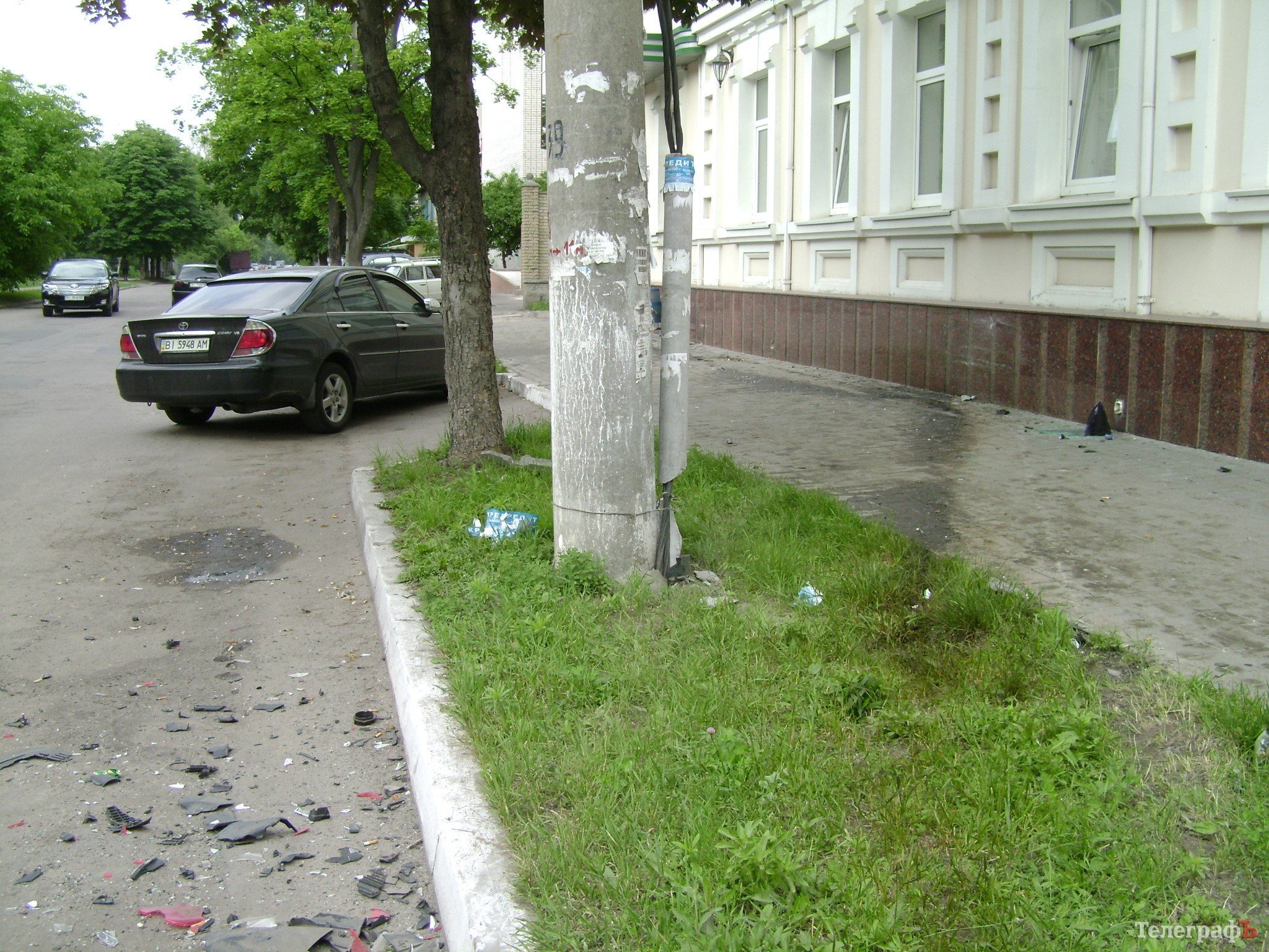 В центре Кременчуга два автомобиля врезались в здание банка (ФОТО) В центре Кременчуга два автомобиля врезались в здание банка (ФОТО)