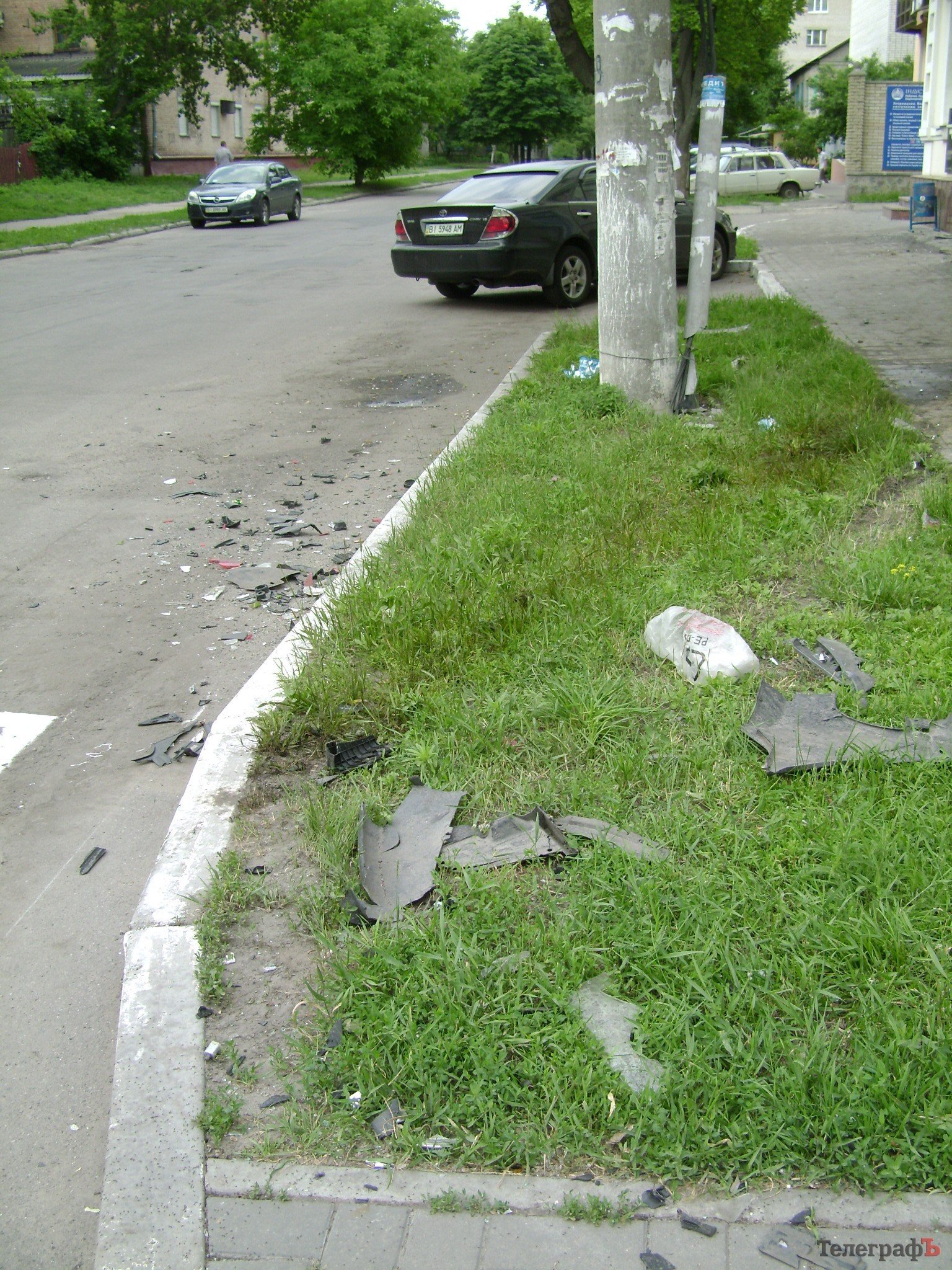 В центре Кременчуга два автомобиля врезались в здание банка (ФОТО) В центре Кременчуга два автомобиля врезались в здание банка (ФОТО)