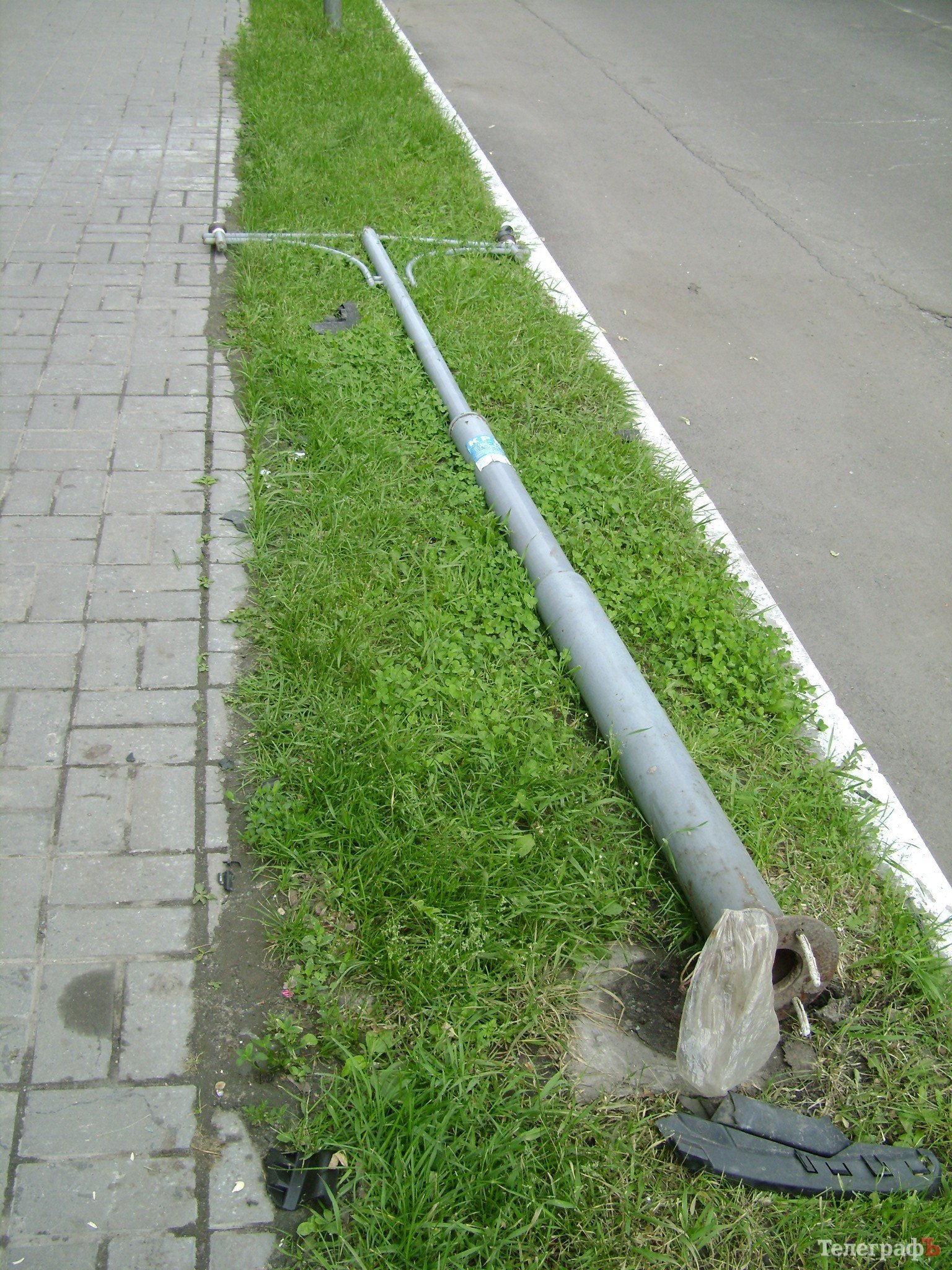 В центре Кременчуга два автомобиля врезались в здание банка (ФОТО) В центре Кременчуга два автомобиля врезались в здание банка (ФОТО)