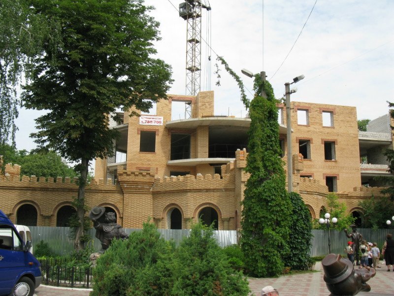 Строители возобновили работы на долгострое возле речвокзала Строители возобновили работы на долгострое возле речвокзала