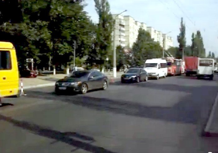 Кременчужане просят коммунальников не ремонтировать дорогу в "час пик" Кременчужане просят коммунальников не ремонтировать дорогу в "час пик"