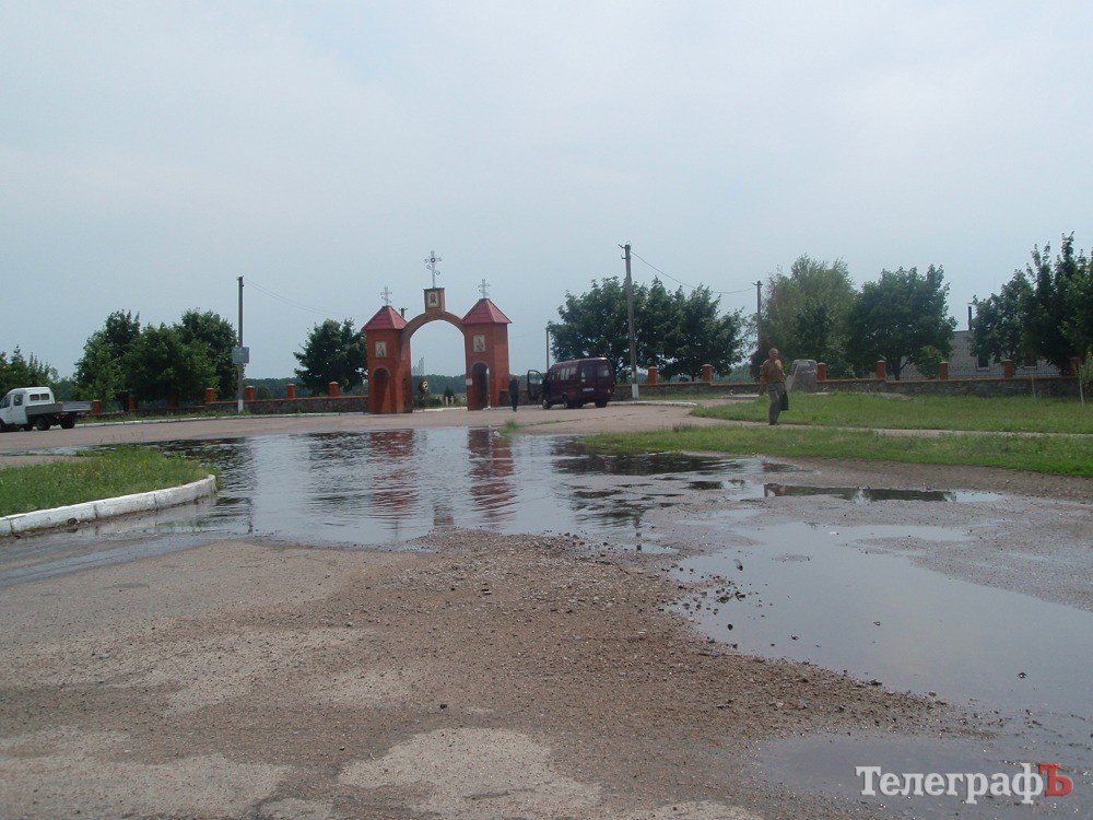 Перед въездом на Свиштовское кладбище образовалось широкое «море» (Фотофакт) Перед въездом на Свиштовское кладбище образовалось широкое «море» (Фотофакт)