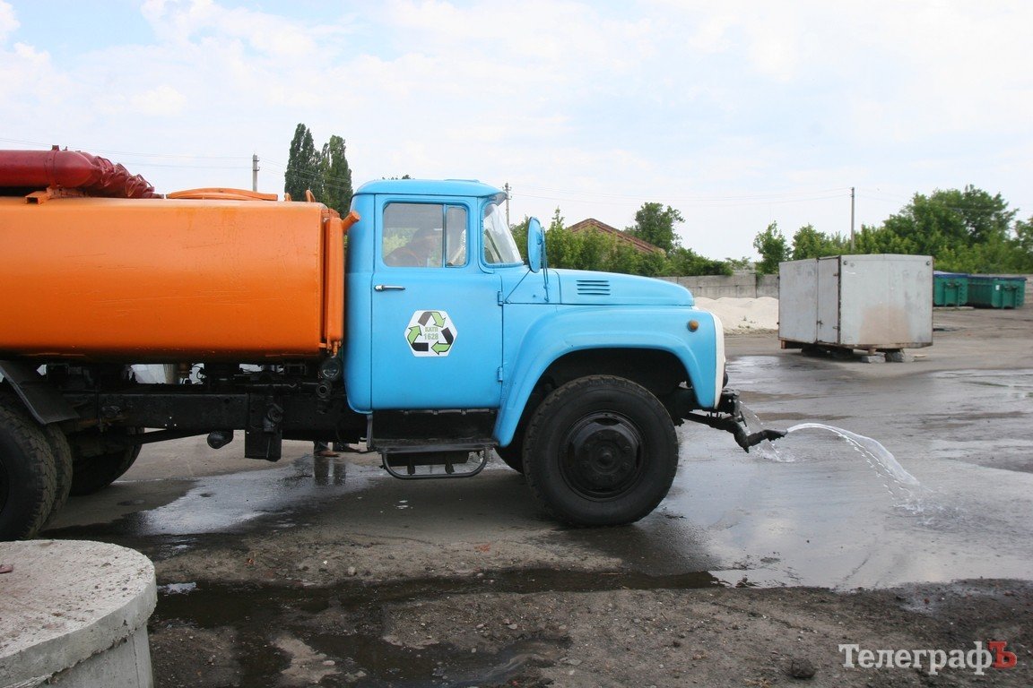 Мэру показали парад коммунальной техники (ФОТО) Мэру показали парад коммунальной техники (ФОТО)