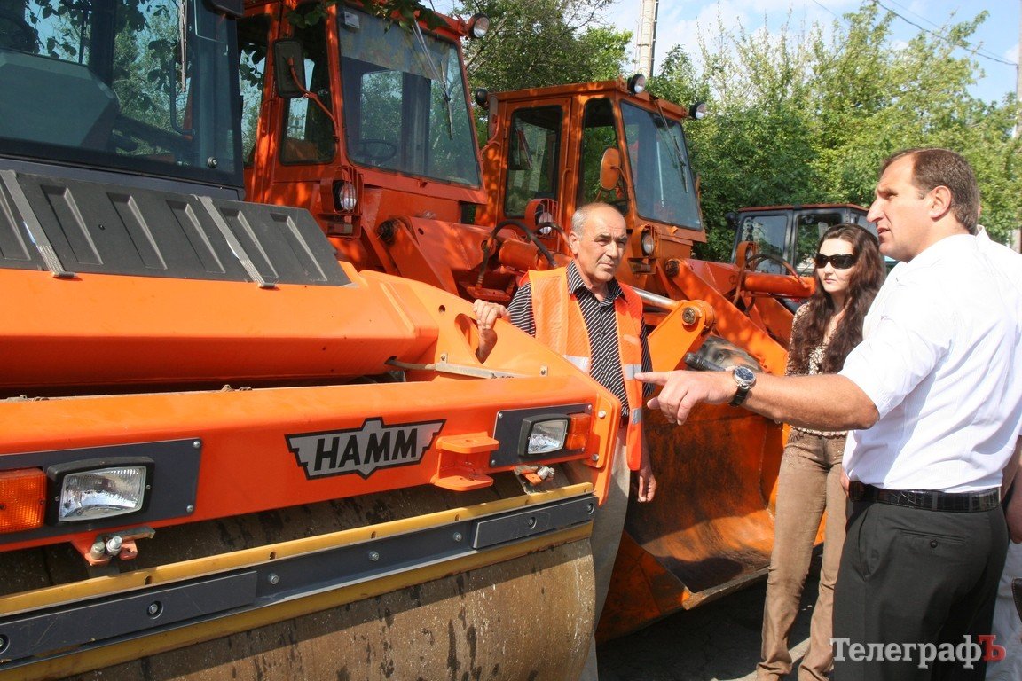 Мэру показали парад коммунальной техники (ФОТО) Мэру показали парад коммунальной техники (ФОТО)