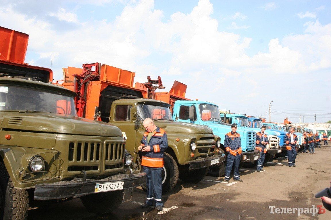 Мэру показали парад коммунальной техники (ФОТО) Мэру показали парад коммунальной техники (ФОТО)