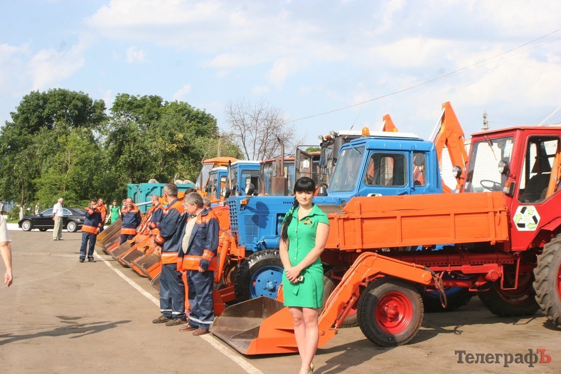 Мэру показали парад коммунальной техники (ФОТО) Мэру показали парад коммунальной техники (ФОТО)