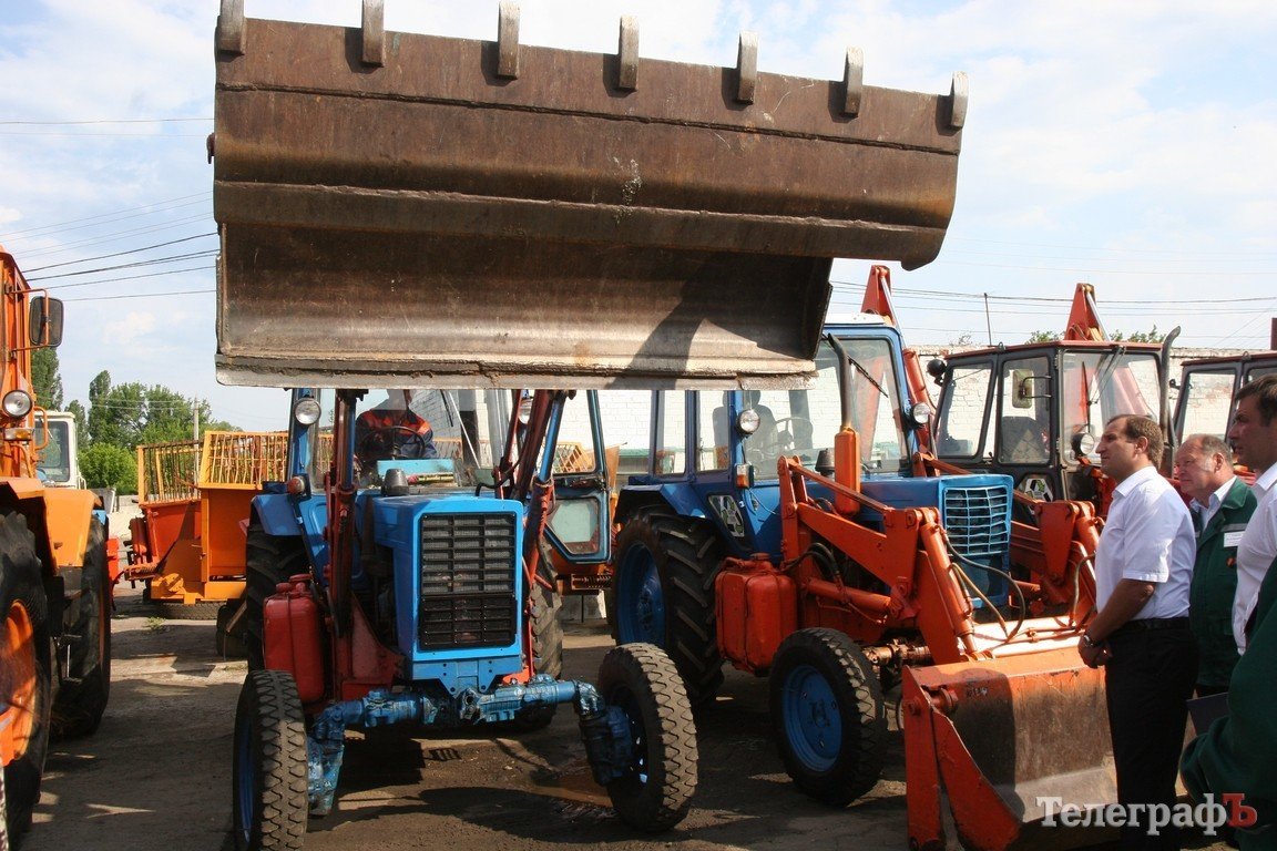 Мэру показали парад коммунальной техники (ФОТО) Мэру показали парад коммунальной техники (ФОТО)