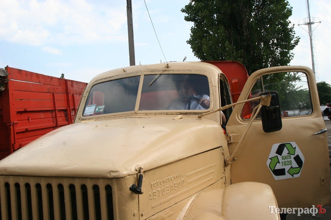 Мэру показали парад коммунальной техники (ФОТО) Мэру показали парад коммунальной техники (ФОТО)