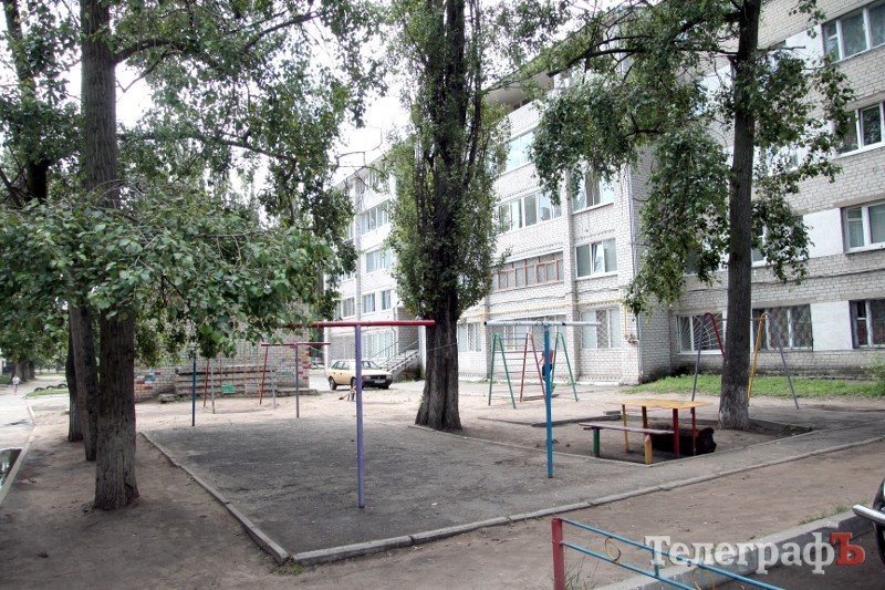 В Кременчуге на 28-летнего парня упало дерево В Кременчуге на 28-летнего парня упало дерево