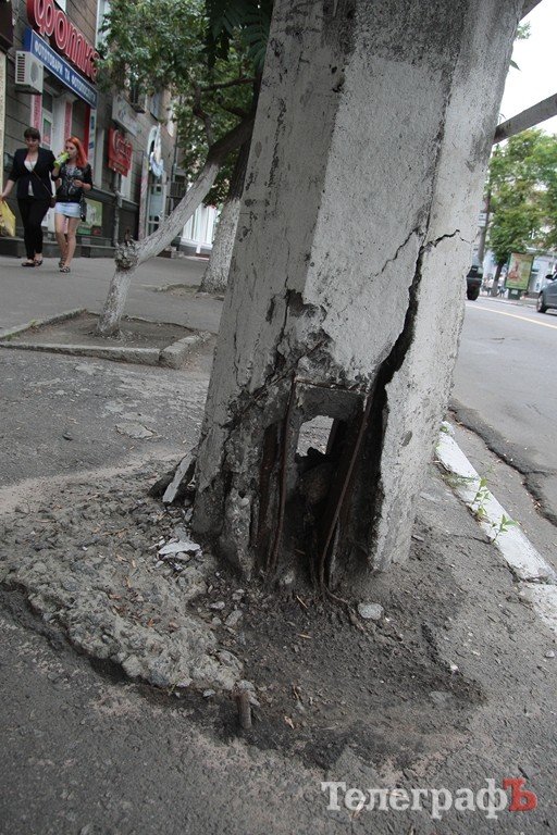 В центре Кременчуга рушится столб (ФОТО) В центре Кременчуга рушится столб (ФОТО)