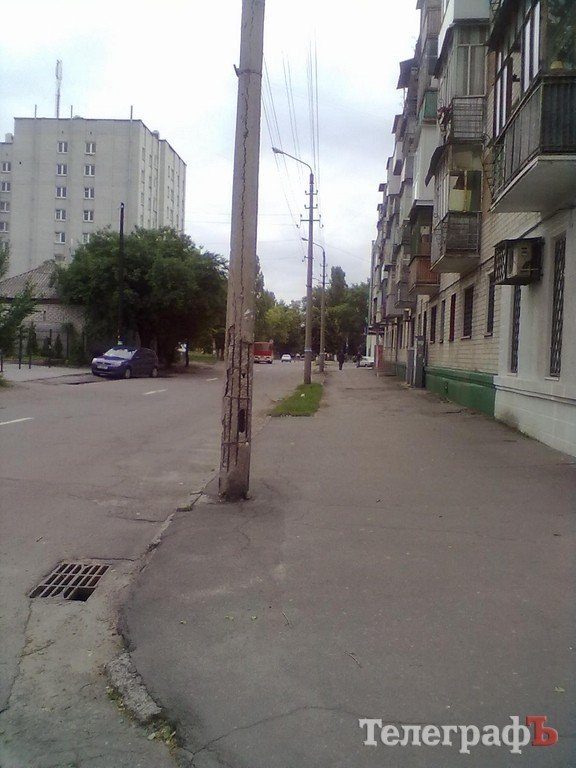 Еще один разрушенный столб в Кременчуге (ФОТО) Еще один разрушенный столб в Кременчуге (ФОТО)
