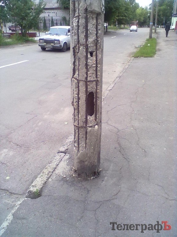 Еще один разрушенный столб в Кременчуге (ФОТО) Еще один разрушенный столб в Кременчуге (ФОТО)