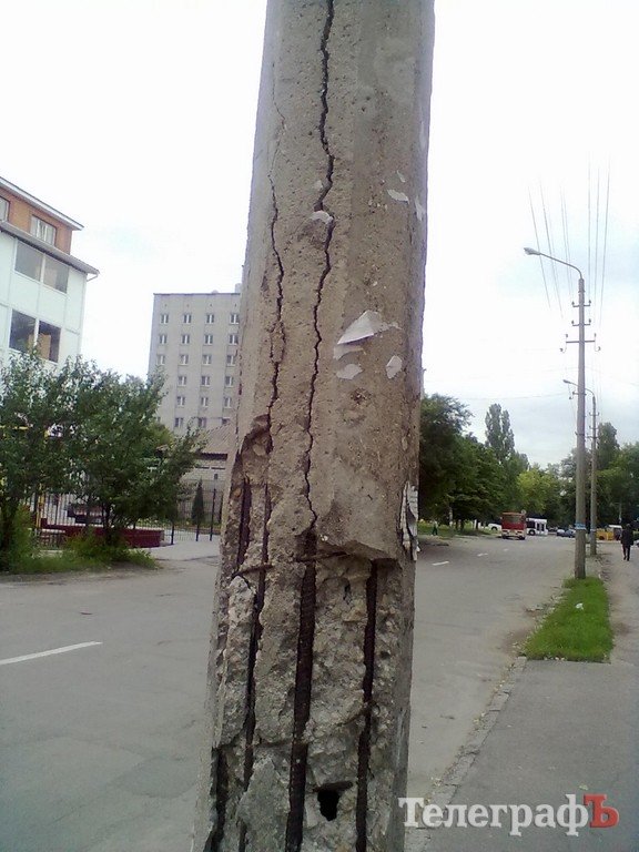 Еще один разрушенный столб в Кременчуге (ФОТО) Еще один разрушенный столб в Кременчуге (ФОТО)