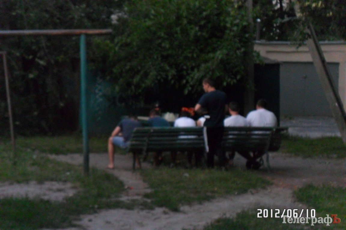 Евро-2012 по-кременчугски: смотрим матчи во дворе на лавочке (ФОТО) Евро-2012 по-кременчугски: смотрим матчи во дворе на лавочке (ФОТО)