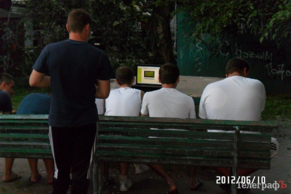 Евро-2012 по-кременчугски: смотрим матчи во дворе на лавочке (ФОТО) Евро-2012 по-кременчугски: смотрим матчи во дворе на лавочке (ФОТО)