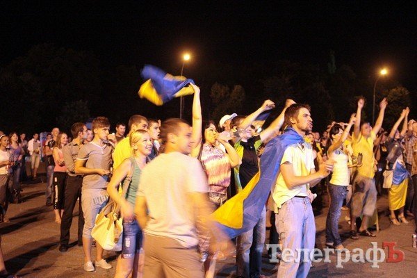 При просмотре матча Украина - Швеция кременчужане обнимались и танцевали (ФОТО) При просмотре матча Украина - Швеция кременчужане обнимались и танцевали (ФОТО)