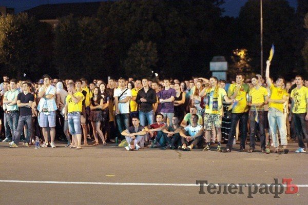 При просмотре матча Украина - Швеция кременчужане обнимались и танцевали (ФОТО) При просмотре матча Украина - Швеция кременчужане обнимались и танцевали (ФОТО)