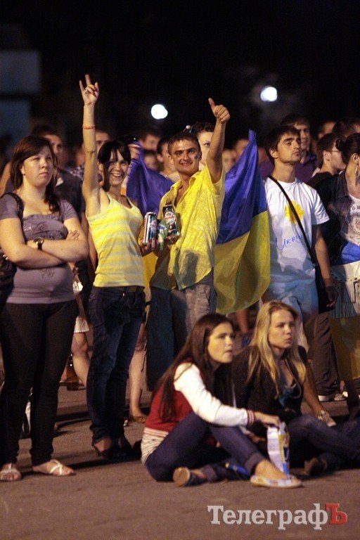 При просмотре матча Украина - Швеция кременчужане обнимались и танцевали (ФОТО) При просмотре матча Украина - Швеция кременчужане обнимались и танцевали (ФОТО)