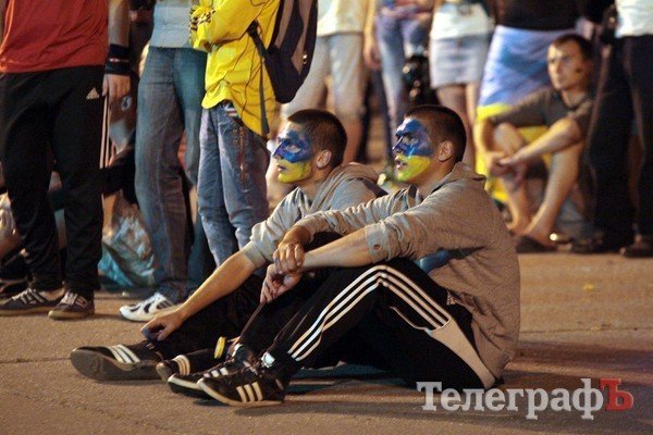При просмотре матча Украина - Швеция кременчужане обнимались и танцевали (ФОТО) При просмотре матча Украина - Швеция кременчужане обнимались и танцевали (ФОТО)