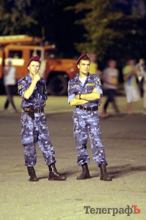 При просмотре матча Украина - Швеция кременчужане обнимались и танцевали (ФОТО) При просмотре матча Украина - Швеция кременчужане обнимались и танцевали (ФОТО)