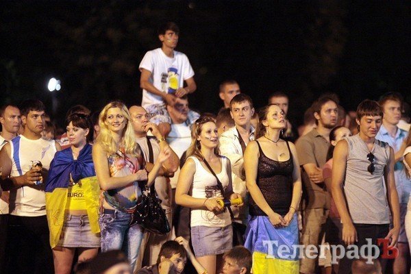 При просмотре матча Украина - Швеция кременчужане обнимались и танцевали (ФОТО) При просмотре матча Украина - Швеция кременчужане обнимались и танцевали (ФОТО)