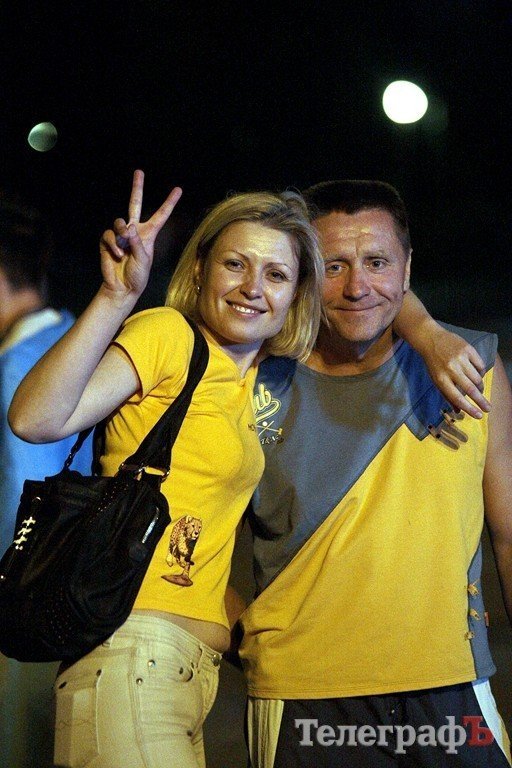 При просмотре матча Украина - Швеция кременчужане обнимались и танцевали (ФОТО) При просмотре матча Украина - Швеция кременчужане обнимались и танцевали (ФОТО)