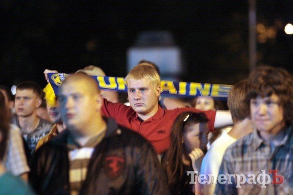 При просмотре матча Украина - Швеция кременчужане обнимались и танцевали (ФОТО) При просмотре матча Украина - Швеция кременчужане обнимались и танцевали (ФОТО)