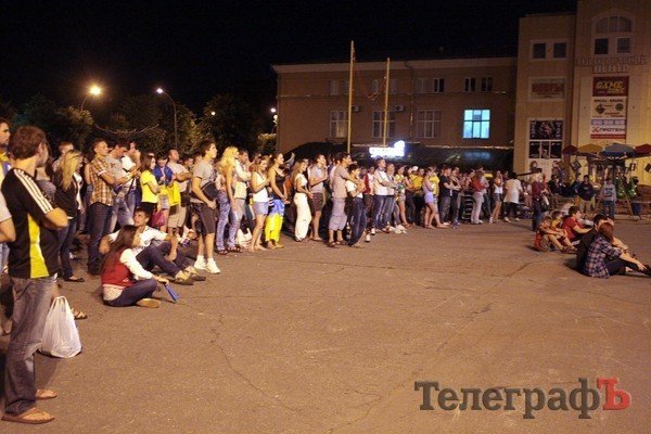 При просмотре матча Украина - Швеция кременчужане обнимались и танцевали (ФОТО) При просмотре матча Украина - Швеция кременчужане обнимались и танцевали (ФОТО)
