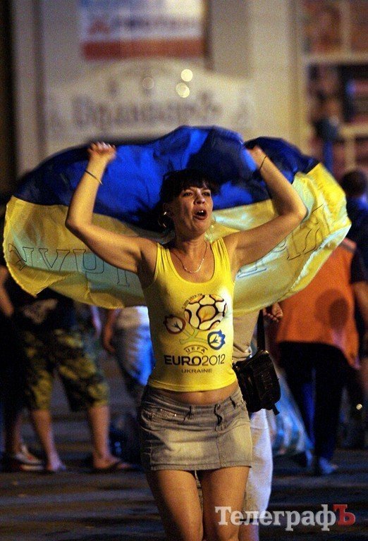 При просмотре матча Украина - Швеция кременчужане обнимались и танцевали (ФОТО) При просмотре матча Украина - Швеция кременчужане обнимались и танцевали (ФОТО)
