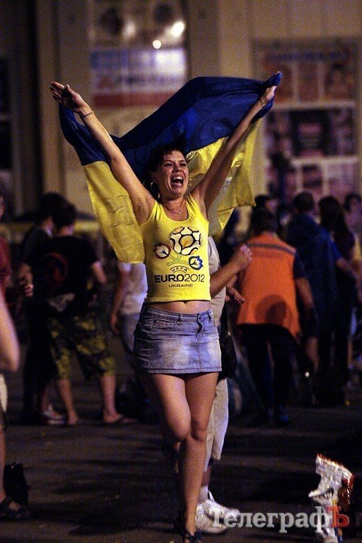 При просмотре матча Украина - Швеция кременчужане обнимались и танцевали (ФОТО) При просмотре матча Украина - Швеция кременчужане обнимались и танцевали (ФОТО)
