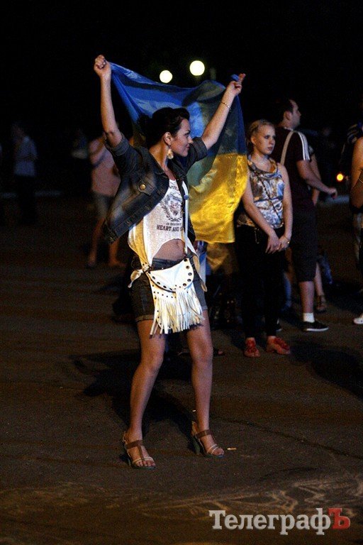 При просмотре матча Украина - Швеция кременчужане обнимались и танцевали (ФОТО) При просмотре матча Украина - Швеция кременчужане обнимались и танцевали (ФОТО)