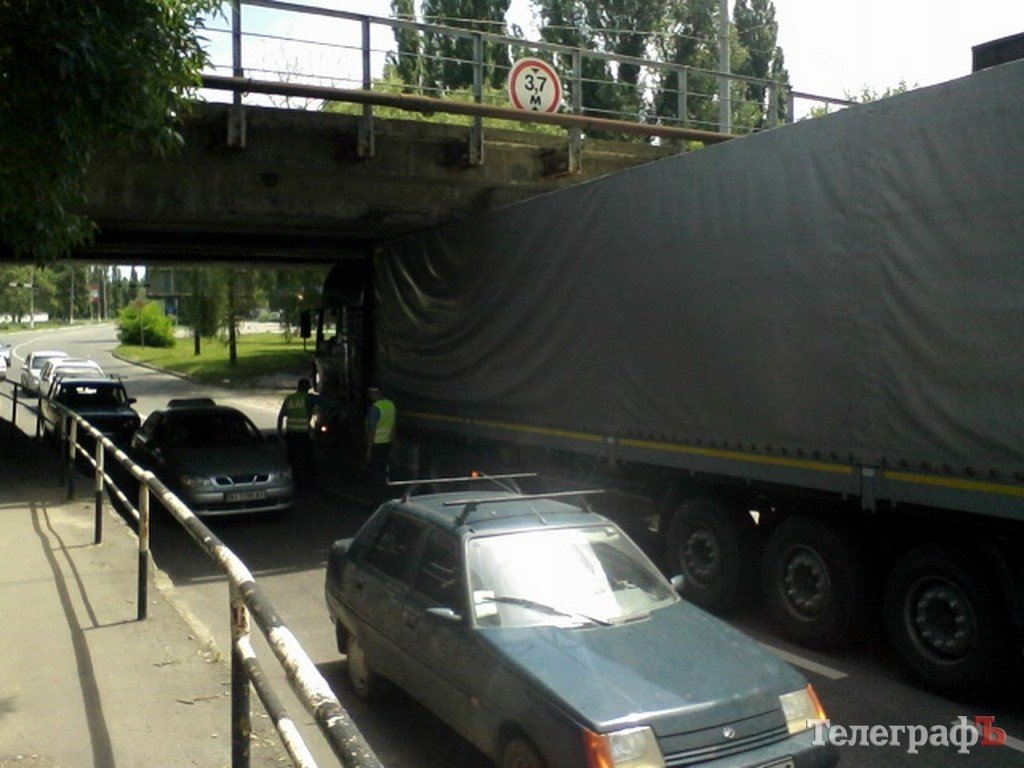 "А вдруг проскочу", - подумал водитель фуры и... застрял (ФОТО) "А вдруг проскочу", - подумал водитель фуры и... застрял (ФОТО)