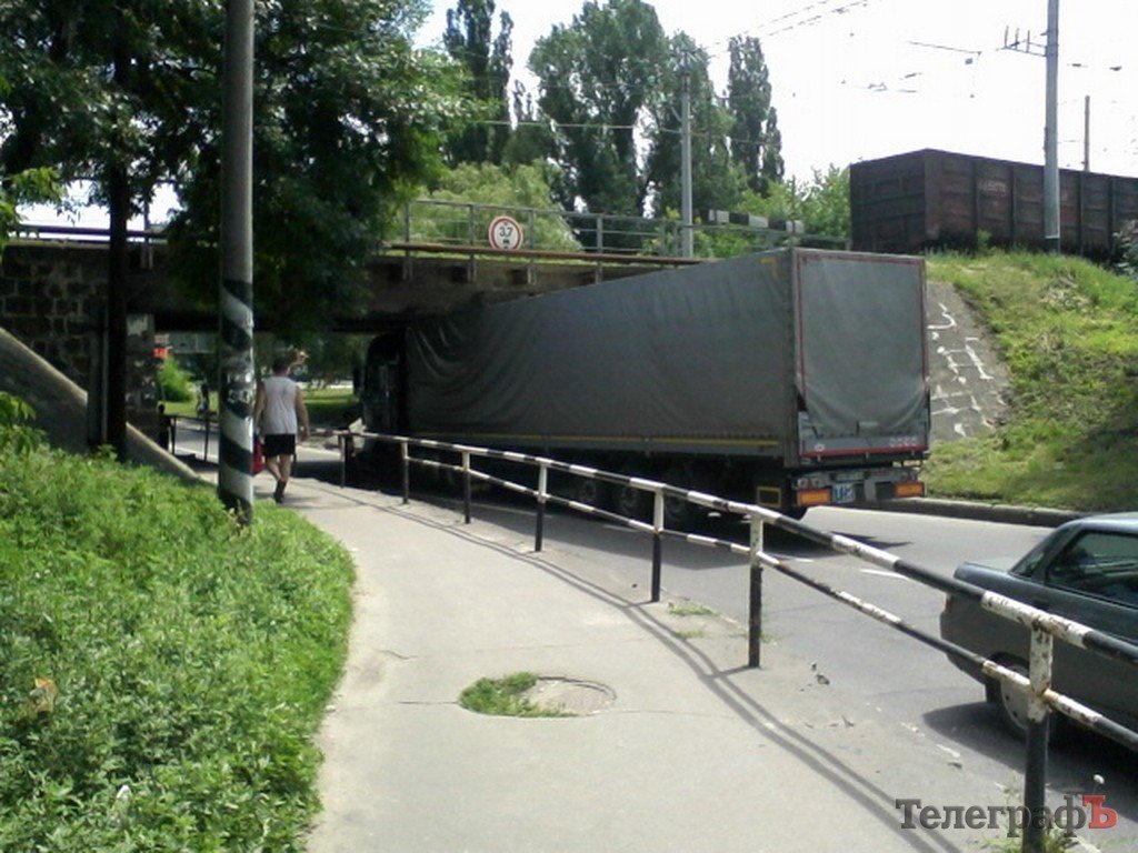 "А вдруг проскочу", - подумал водитель фуры и... застрял (ФОТО) "А вдруг проскочу", - подумал водитель фуры и... застрял (ФОТО)