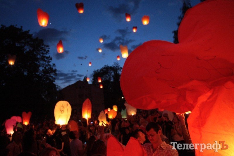 В Кременчуге 15 июня хотят запустить в небо одновременно тысячу фонариков В Кременчуге 15 июня хотят запустить в небо одновременно тысячу фонариков