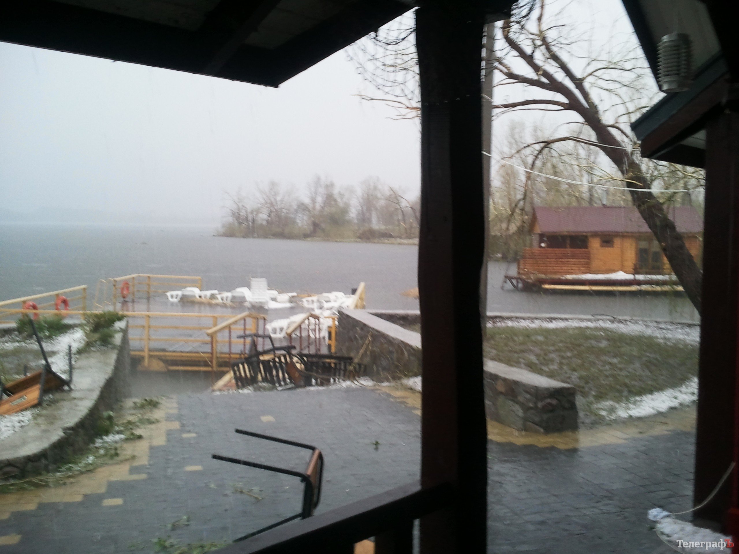 Как разгромило базу отдыха «Маяк» под Кременчугом (ФОТО) Как разгромило базу отдыха «Маяк» под Кременчугом (ФОТО)