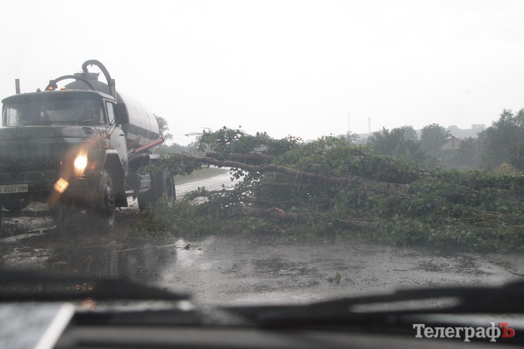 Что натворил ураган в Кременчуге и Кременчугском районе 14 июня (ФОТО, ВИДЕО) Что натворил ураган в Кременчуге и Кременчугском районе 14 июня (ФОТО, ВИДЕО)