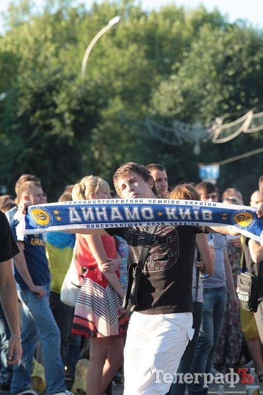 Как болели кременчужане за нашу сборную на матче «Украина-Франция» (ФОТОРЕПОРТАЖ) Как болели кременчужане за нашу сборную на матче «Украина-Франция» (ФОТОРЕПОРТАЖ)