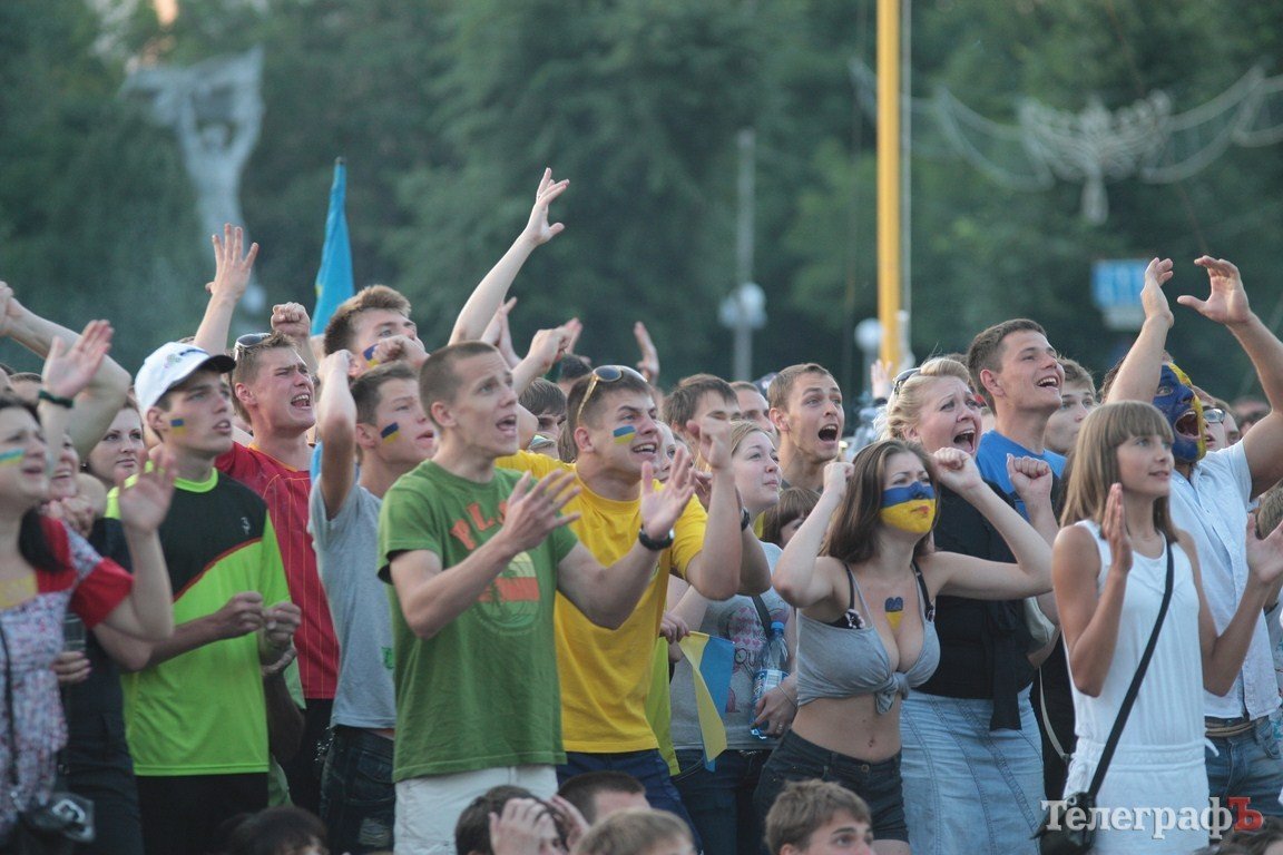 Как болели кременчужане за нашу сборную на матче «Украина-Франция» (ФОТОРЕПОРТАЖ) Как болели кременчужане за нашу сборную на матче «Украина-Франция» (ФОТОРЕПОРТАЖ)