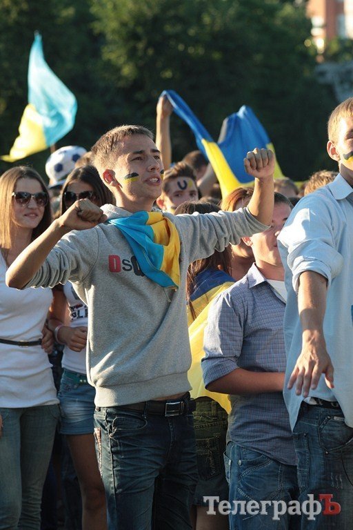 Как болели кременчужане за нашу сборную на матче «Украина-Франция» (ФОТОРЕПОРТАЖ) Как болели кременчужане за нашу сборную на матче «Украина-Франция» (ФОТОРЕПОРТАЖ)