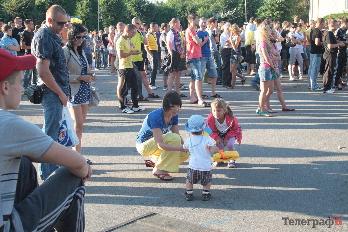 Как болели кременчужане за нашу сборную на матче «Украина-Франция» (ФОТОРЕПОРТАЖ) Как болели кременчужане за нашу сборную на матче «Украина-Франция» (ФОТОРЕПОРТАЖ)