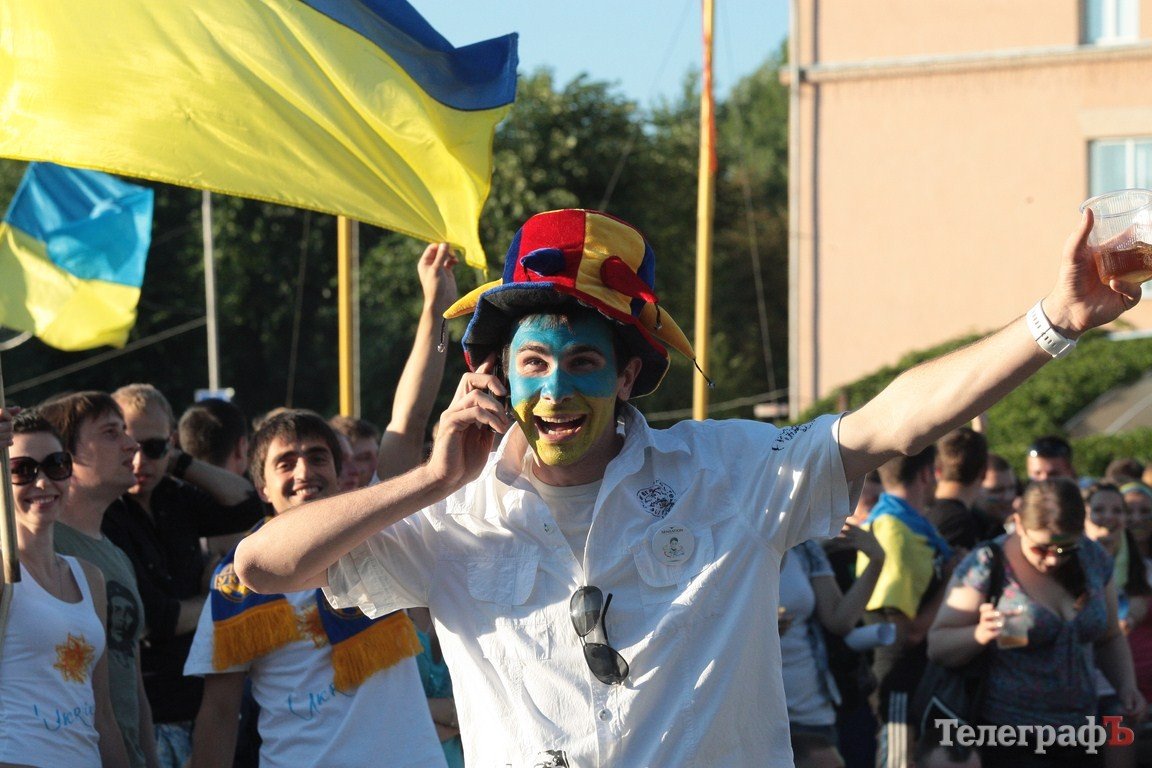 Как болели кременчужане за нашу сборную на матче «Украина-Франция» (ФОТОРЕПОРТАЖ) Как болели кременчужане за нашу сборную на матче «Украина-Франция» (ФОТОРЕПОРТАЖ)