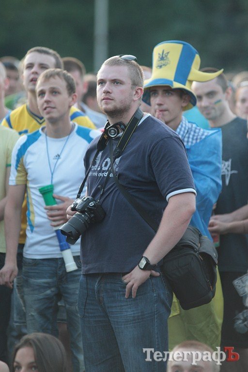 Как болели кременчужане за нашу сборную на матче «Украина-Франция» (ФОТОРЕПОРТАЖ) Как болели кременчужане за нашу сборную на матче «Украина-Франция» (ФОТОРЕПОРТАЖ)