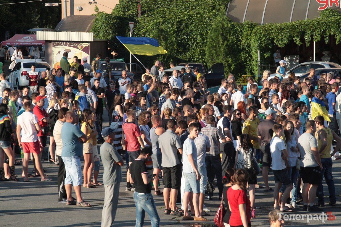 Как болели кременчужане за нашу сборную на матче «Украина-Франция» (ФОТОРЕПОРТАЖ) Как болели кременчужане за нашу сборную на матче «Украина-Франция» (ФОТОРЕПОРТАЖ)