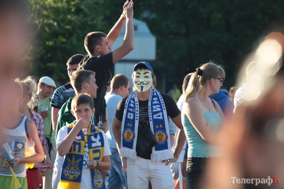 Как болели кременчужане за нашу сборную на матче «Украина-Франция» (ФОТОРЕПОРТАЖ) Как болели кременчужане за нашу сборную на матче «Украина-Франция» (ФОТОРЕПОРТАЖ)