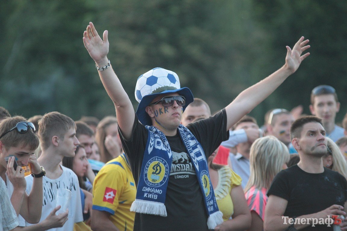 Как болели кременчужане за нашу сборную на матче «Украина-Франция» (ФОТОРЕПОРТАЖ) Как болели кременчужане за нашу сборную на матче «Украина-Франция» (ФОТОРЕПОРТАЖ)