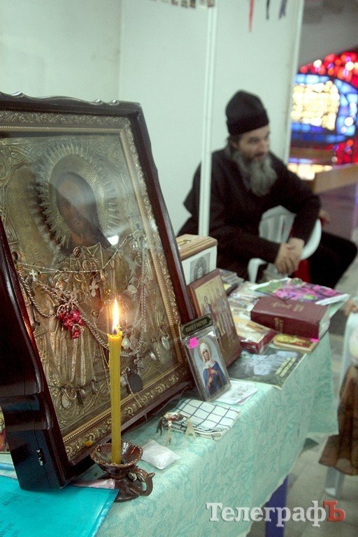 В Кременчуг привезли исцеляющие от пьянства и болезней иконы и святые мощи (Фото, ВИДЕО) В Кременчуг привезли исцеляющие от пьянства и болезней иконы и святые мощи (Фото, ВИДЕО)