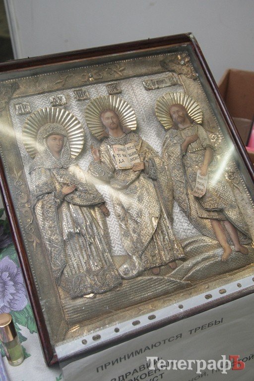 В Кременчуг привезли исцеляющие от пьянства и болезней иконы и святые мощи (Фото, ВИДЕО) В Кременчуг привезли исцеляющие от пьянства и болезней иконы и святые мощи (Фото, ВИДЕО)